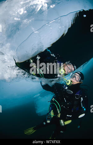 Riflessione nella bolla di aria fatta da un sommozzatore sotto la superficie del ghiaccio. Lago Baikal, Russia, marzo 2007. Foto Stock