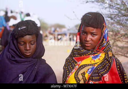 Peul / Fula donne in abbigliamento tradizionale a Ngarawal Fuduk, nei pressi di Agadez, Niger, 2005. Foto Stock