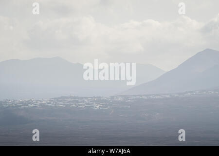 Montagne di Lanzarote nel soleggiato nebbia di luce del giorno in estate Foto Stock