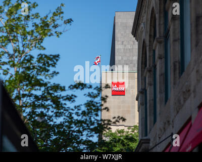 Montreal, Canada - 6 Agosto 2019: La Presse giornale segno sulla costruzione della sede centrale della parete esterna. Formato orizzontale con fogliame. Prese su un soleggiato somma Foto Stock