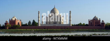 Panoramica del Taj Mahal, vista dalla parte posteriore sopra il fiume Yamuna, Agra, Uttar Pradesh, India. Aprile 2010. Foto Stock