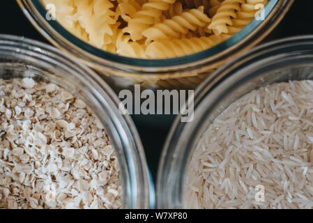 Graniglia estrema di avena, macaroni e riso in contenitori di vetro Foto Stock