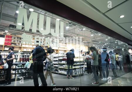 --FILE--i clienti a fare acquisti in un negozio di MUJI presso un centro commerciale a Pechino in Cina, 1 maggio 2016. NIKE Cina è stato accusato di falso promozione e due compan Foto Stock