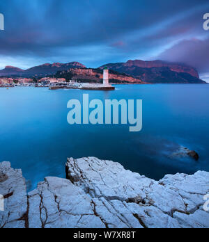 Città di Cassis al crepuscolo, Bouches-du-Rhone, Cote d&#39;Azur, Provenza, Francia, ottobre 2012. Foto Stock