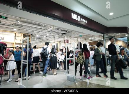 --FILE--i clienti a fare acquisti in un negozio di MUJI presso un centro commerciale a Pechino in Cina, 1 maggio 2016. NIKE Cina è stato accusato di falso promozione e due compan Foto Stock