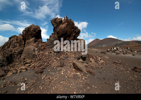 Fumerole con le sorelle vulcano sull'orizzonte, Isola di Ascensione, Oceano Atlantico. Aprile 2014. Foto Stock