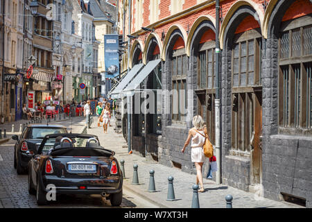 Lille, Francia - 20 luglio, 2013. Donna shopping su Rue de la Monnaie al di fuori del Musee Hospice Comtesse, il vecchio Ospedale, nel vecchio centro storico di Lil Foto Stock