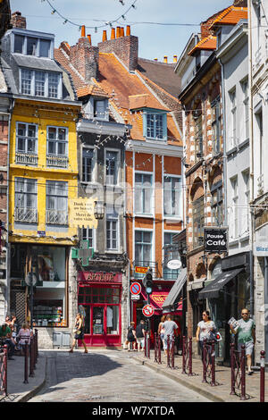 Lille, Francia - 20 luglio, 2013. Strada tipica scena in Vieux-Lille, la storica vecchia parte di Lille in Hauts-de-France, Francia Foto Stock