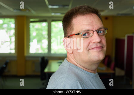 Oranienburg, Germania. 16 Luglio, 2019. Ronny Kraemer, accompagnatore e ex disoccupato di lungo periodo, sorge in una sala seminario del progetto di integrazione il supporto per disoccupati di lunga durata e la famiglia hanno bisogno di comunità. Tra il 2015 e il 2020, circa 40 milioni di euro dai fondi europei del programma sarà disponibile per il Brandeburgo. Credito: Gregor Fischer/dpa/Alamy Live News Foto Stock