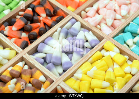 Molti tipi di sapore denti caramelle in scatola di legno Foto Stock