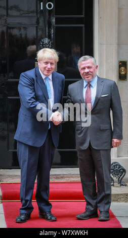 A Downing Street, London, Regno Unito - 07 ago 2019. Primo Ministro britannico Boris Johnson accoglie favorevolmente il re Abdullah II di Giordania al n. 10 di Downing Street a Londra. Credito: Imageplotter/Alamy Live News Foto Stock