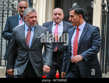 A Downing Street, London, Regno Unito - 07 ago 2019. Il re Abdullah II di Giordania (secondo da sinistra) esce dal n. 10 di Downing Street a Londra dopo un incontro con il Primo Ministro Boris Johnson. Credito: Imageplotter/Alamy Live News Foto Stock