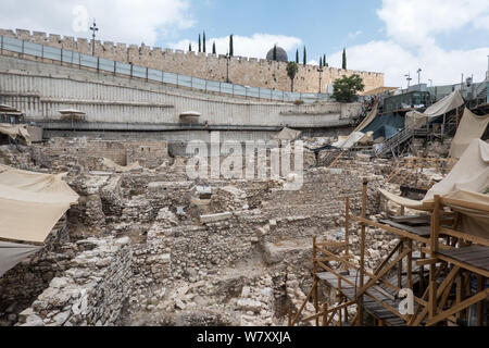 Gerusalemme, Israele. Il 7 agosto, 2019. Una vista verso nord dalla città di Davide rappresenta la moschea Al Aqsa sul Monte del Tempio. La città di Davide è un sito archeologico e sede di un parco e visitor center gestiti mediante Ir David Foundation, noto anche come Elad. Questa associazione apertamente mira a rafforzare la connessione ebraica a Gerusalemme, creare una maggioranza ebraica in quartieri Arabi di Gerusalemme Est e rinnovare la comunità ebraica nella città di Davide, che è anche parte del quartiere arabo di Silwan. La città di Davide è speculato per essere il primo nucleo urbano di antica Gerusalemme. Relig Foto Stock