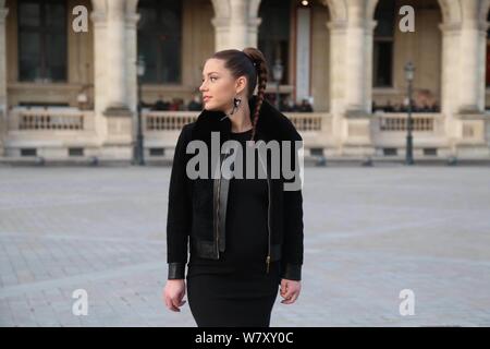 L'attrice francese Adele Exarchopoulos assiste la Louis Vuitton (LV) Fashion Show durante la settimana della moda di Parigi Autunno/Inverno 2017 a Parigi, Francia, 7 Marc Foto Stock