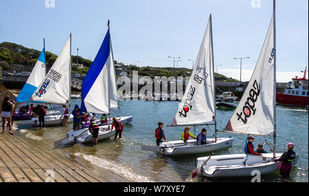 Baltimore, Irlanda, 7 agosto 2019, sotto il glorioso sole con temperature fino a 22 deg Baltimore Sailing Club è stato in possesso di uno dei suoi corsi di vela oggi per i bambini di età mista e capacità. La Topaz Class Sailing dinghy rende una grande barca di apprendimento e in questo caso oltre 70 bambini erano in corso oggi. In luglio si è tenuta la più grande mai Irish Sailing Club corso CON 120 BAMBINI. Aphperspective credito/ Alamy Live News Foto Stock