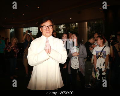 Hong Kong kungfu star Jackie Chan pone a celebrare la manifestazione per la sua Accademia Premio onorario a Hong Kong Cina, 28 marzo 2017. Foto Stock