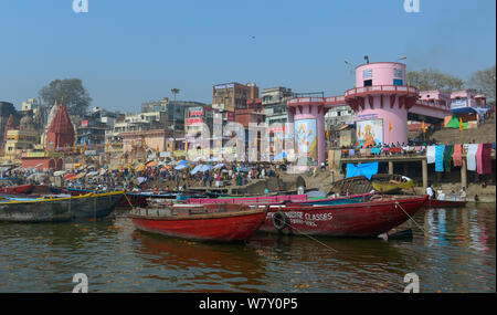 Gli edifici e le barche sulle rive del Gange, Varanasi, Uttah Pradesh, India, marzo 2014. Foto Stock