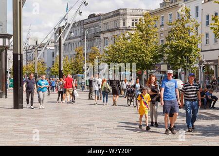 Cork, in Irlanda, 7 agosto 2019. Sole nella città di Cork. Nonostante le docce occasionali in mattinata il sole ha rotto attraverso lasciando la città imbevuta di sole. Gli acquirenti hanno invaso la città per godersi il sole e l'atmosfera della città. Credito: Damian Coleman Foto Stock