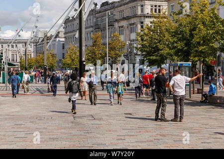 Cork, in Irlanda, 7 agosto 2019. Sole nella città di Cork. Nonostante le docce occasionali in mattinata il sole ha rotto attraverso lasciando la città imbevuta di sole. Gli acquirenti hanno invaso la città per godersi il sole e l'atmosfera della città. Credito: Damian Coleman Foto Stock