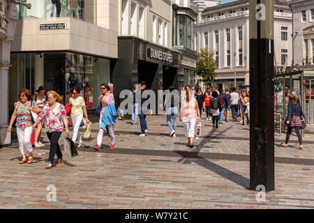 Cork, in Irlanda, 7 agosto 2019. Sole nella città di Cork. Nonostante le docce occasionali in mattinata il sole ha rotto attraverso lasciando la città imbevuta di sole. Gli acquirenti hanno invaso la città per godersi il sole e l'atmosfera della città. Credito: Damian Coleman Foto Stock