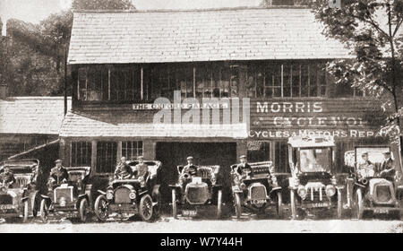 Una fila di primi Morris auto parcheggiate fuori il garage di Oxford, Cowley, Inghilterra, l'inizio della Morris Motor Company, 1912. Dalla rievocazione del secolo, pubblicato nel 1934. Foto Stock