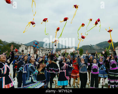 --FILE -- Il popolo cinese di Bouyei gruppo etnico che indossano i costumi tradizionali di celebrare un festival del folk di Wangmo county, Qianxinan Buyei e Miao Autono Foto Stock