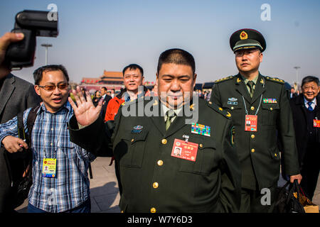 Generale Cinese Mao Xinyu, centro, il nipote di Mao Zedong, arriva presso la Grande Sala del Popolo di partecipare alla sessione di apertura per il quinto Ses Foto Stock