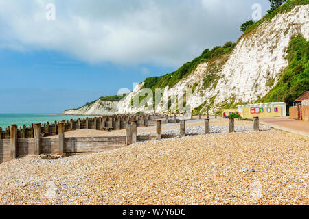 A piedi dalla spiaggia di Holywell, Eastbourne Foto Stock