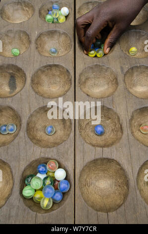 In legno tradizionale gioco da tavolo con marmi. Villaggio di Mbomo, Odzala-Kokoua National Park, Repubblica del Congo (Congo Brazzaville), Africa, maggio 2013. Foto Stock