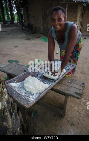 La donna per impastare la pasta di manioca, Repubblica del Congo (Congo Brazzaville), Africa, Giugno 2013. Foto Stock
