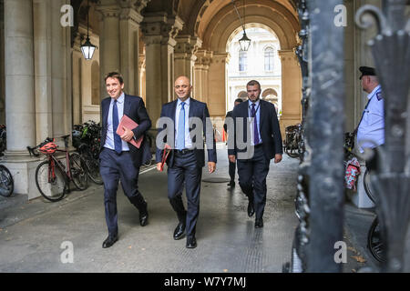 A Downing Street, Londra, Regno Unito. Il 7 agosto 2019. Sajid Javid, MP, il Cancelliere dello Scacchiere, passeggiate in Downing Street tramite il Foreign Office porta di collegamento, in Westminster oggi con i colleghi. Credito: Imageplotter/Alamy Live News Foto Stock