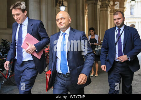 A Downing Street, Londra, Regno Unito. Il 7 agosto 2019. Sajid Javid, MP, il Cancelliere dello Scacchiere, passeggiate in Downing Street tramite il Foreign Office porta di collegamento, in Westminster oggi con i colleghi. Credito: Imageplotter/Alamy Live News Foto Stock