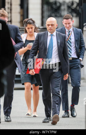 A Downing Street, Londra, Regno Unito. Il 7 agosto 2019. Sajid Javid, MP, il Cancelliere dello Scacchiere, passeggiate in Downing Street tramite il Foreign Office porta di collegamento, in Westminster oggi con i colleghi. Credito: Imageplotter/Alamy Live News Foto Stock