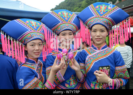 Ragazze cinesi di Zhuang gruppo etnico in costumi tradizionali di partecipare ad una varietà di attività durante una celebrazione per il giorno di San Valentino mi Foto Stock