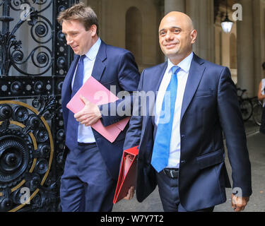 A Downing Street, Londra, Regno Unito. Il 7 agosto 2019. Sajid Javid, MP, il Cancelliere dello Scacchiere, passeggiate in Downing Street tramite il Foreign Office porta di collegamento, in Westminster oggi con i colleghi. Credito: Imageplotter/Alamy Live News Foto Stock