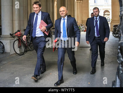 A Downing Street, Londra, Regno Unito. Il 7 agosto 2019. Sajid Javid, MP, il Cancelliere dello Scacchiere, passeggiate in Downing Street tramite il Foreign Office porta di collegamento, in Westminster oggi con i colleghi. Credito: Imageplotter/Alamy Live News Foto Stock