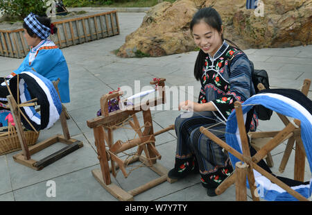 --FILE -- Il popolo cinese di Bouyei gruppo etnico che indossano i costumi tradizionali di celebrare un festival del folk di Wangmo county, Qianxinan Buyei e Miao Autono Foto Stock