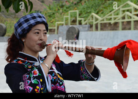 --FILE -- Il popolo cinese di Bouyei gruppo etnico che indossano il costume tradizionale celebra un festival di musica popolare in Wangmo county, Qianxinan Buyei e Miao Autono Foto Stock