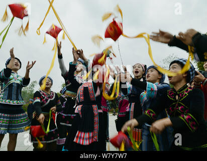 --FILE -- Il popolo cinese di Bouyei gruppo etnico che indossano i costumi tradizionali di celebrare un festival del folk di Wangmo county, Qianxinan Buyei e Miao Autono Foto Stock