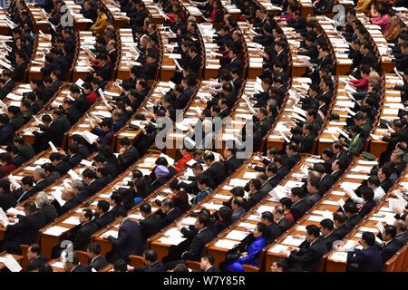 Deputati partecipare alla seconda riunione plenaria della quinta sessione del XII NPC (Congresso nazionale del popolo) presso la Grande Sala del Popolo in Beijin Foto Stock