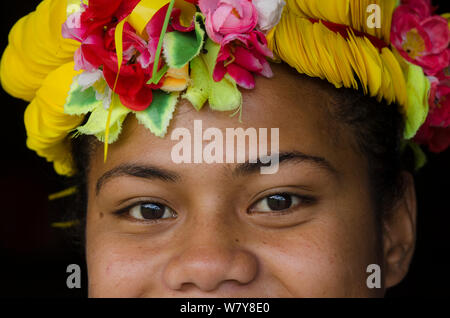 Donna che indossa tradizionale copricapo floreale per cerimonia, Kioa Isola, Figi, South Pacific, luglio 2014. Foto Stock