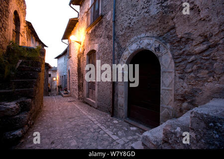 Vicolo stretto tra le case di pietra, Santo Stefano di Sessanio, Abruzzo, Italy, May 2006. Foto Stock