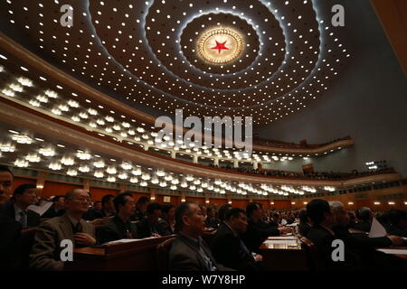 I delegati partecipare alla riunione di chiusura della quinta sessione del XII Comitato nazionale della CPCPC (politica consultiva del popolo cinese Confere Foto Stock