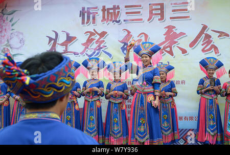 Ragazze cinesi di Zhuang gruppo etnico in costumi tradizionali di partecipare ad una varietà di attività durante una celebrazione per il giorno di San Valentino mi Foto Stock