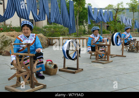 --FILE -- Il popolo cinese di Bouyei gruppo etnico che indossano i costumi tradizionali di celebrare un festival del folk di Wangmo county, Qianxinan Buyei e Miao Autono Foto Stock