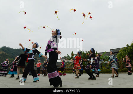 --FILE -- Il popolo cinese di Bouyei gruppo etnico che indossano i costumi tradizionali di celebrare un festival del folk di Wangmo county, Qianxinan Buyei e Miao Autono Foto Stock