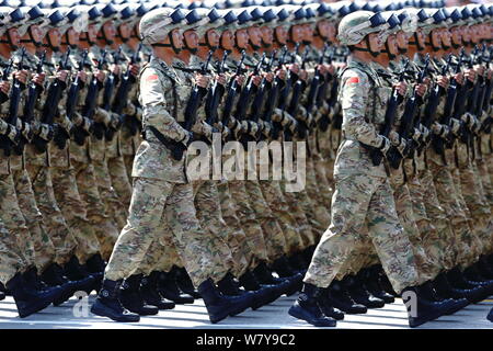 --FILE--cinese (PLA gente della Esercito di Liberazione) i soldati marzo passato Tian'anmen rostro durante la parata militare per commemorare il settantesimo anniversa Foto Stock