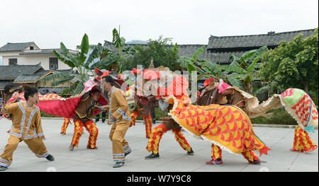 --FILE -- Il popolo cinese di Bouyei gruppo etnico che indossano i costumi tradizionali di celebrare un festival del folk di Wangmo county, Qianxinan Buyei e Miao Autono Foto Stock