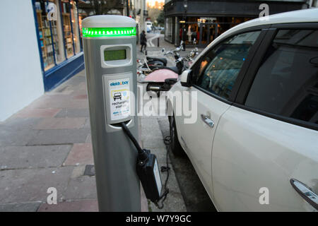 Nissan auto elettriche al punto di caricamento Brighton, Regno Unito, marzo 2014. Foto Stock