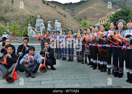 --FILE -- Il popolo cinese di Bouyei gruppo etnico che indossano i costumi tradizionali di celebrare un festival del folk di Wangmo county, Qianxinan Buyei e Miao Autono Foto Stock